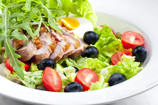 Salade de légumes avec tranches de poitrine de canard frit et oeuf — Photo