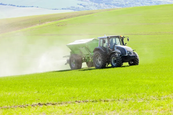 Traktor auf Feld, Tschechische Republik — Stockfoto