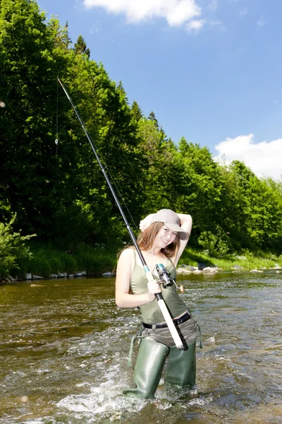 Kvinna fiske i floden, Tjeckien — Stockfoto
