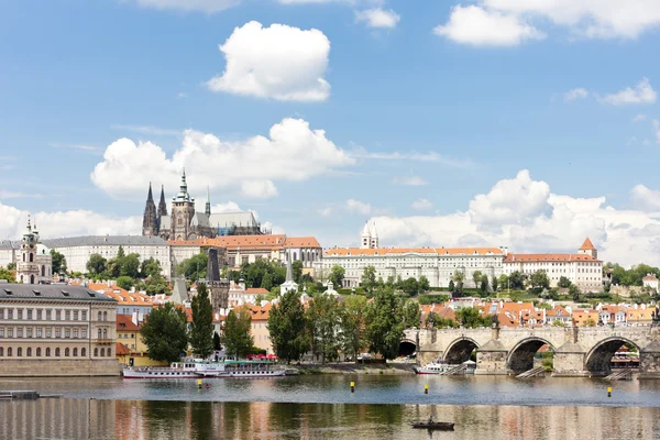 Hradcany med charles bridge, Prag, Tjeckien — Stockfoto