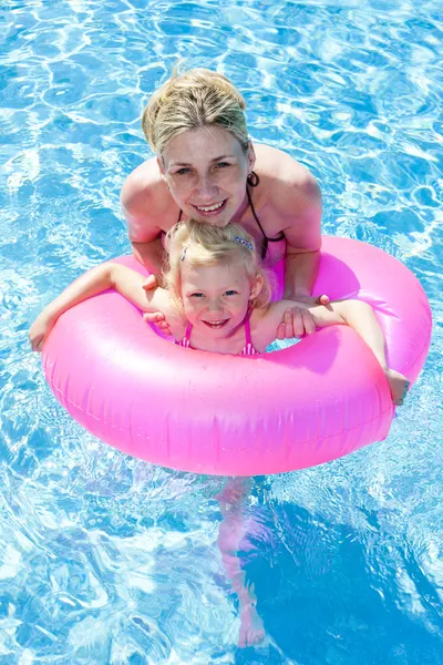 स्विमिंग पूल में अपनी बेटी के साथ माँ — स्टॉक फ़ोटो, इमेज