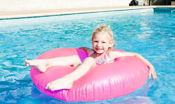 Bambina con anello di gomma in piscina — Foto Stock
