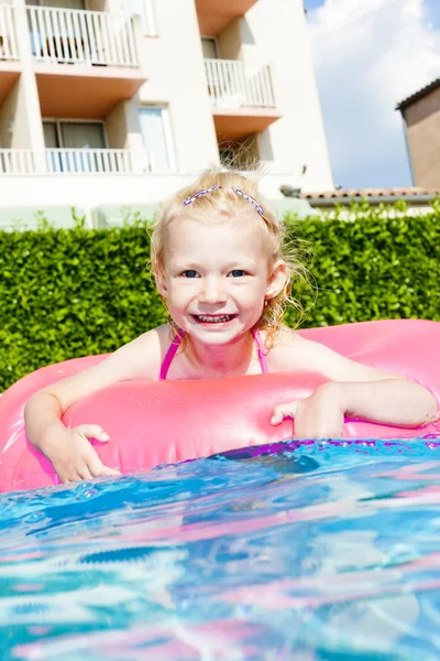 Menina com anel de borracha na piscina — Fotografia de Stock
