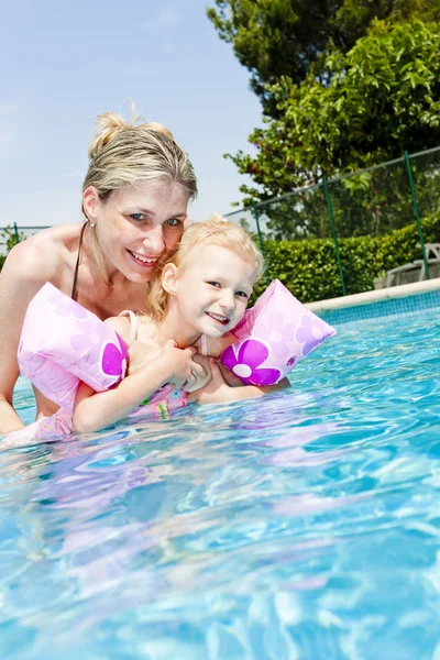 Μητέρα με την κόρη της στην πισίνα — Φωτογραφία Αρχείου