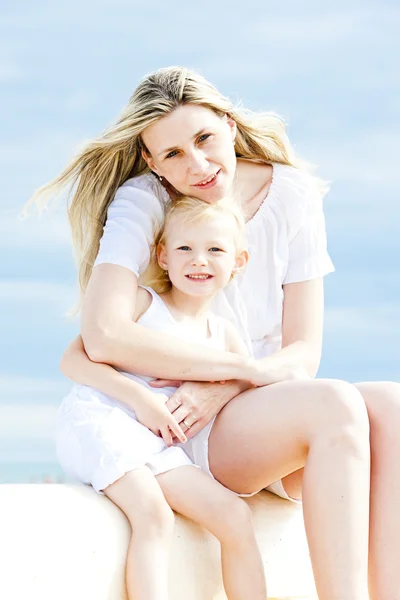 Ritratto estivo della madre con la figlia — Foto Stock