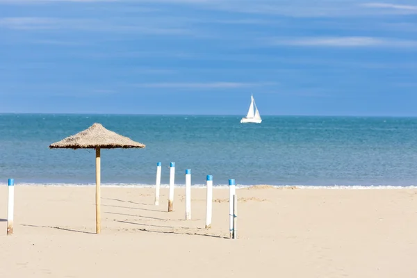 Sunshade na praia em Narbonne Plage, Languedoc-Roussillon, F — Fotografia de Stock