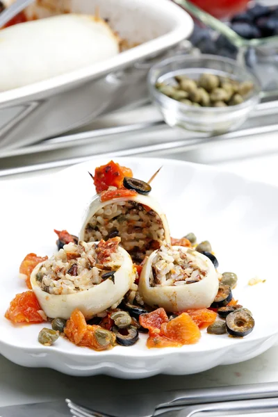 Baked sepia with tomatoes and black olives filled with pearl bar — Stock Photo, Image