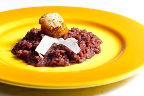 Stekt saint jacques blötdjur på risotto kokt med rött vin — Stockfoto
