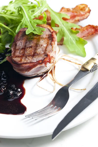 Gegrilde biefstuk in spek met saus van juniper en rode wijn — Stockfoto