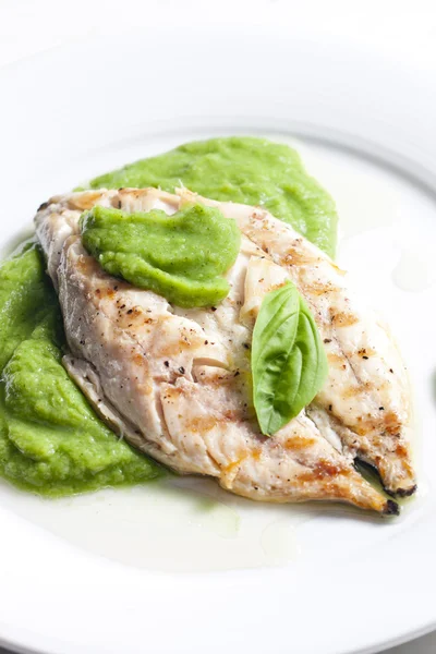 Grilled mackerel with mashed pea and basil — Stock Photo, Image