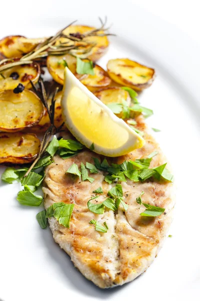 Gegrilde makreel met geroosterde aardappelen — Stockfoto