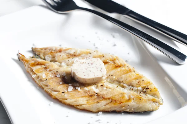 Makrela z grilla z masło sardelowe, masło — Zdjęcie stockowe