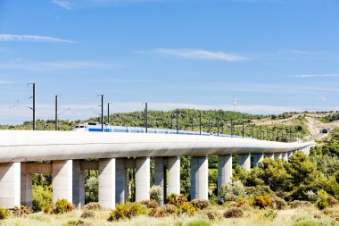 Tren tgv tren Viyadüğü yakınlarında vernegues, provence, Fransa