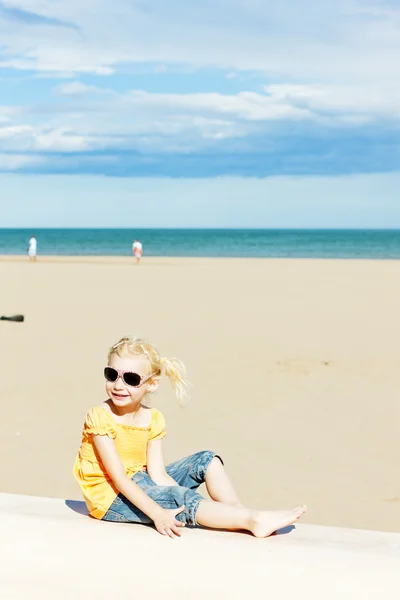 Little girl on the beach at sea — Stock Photo, Image