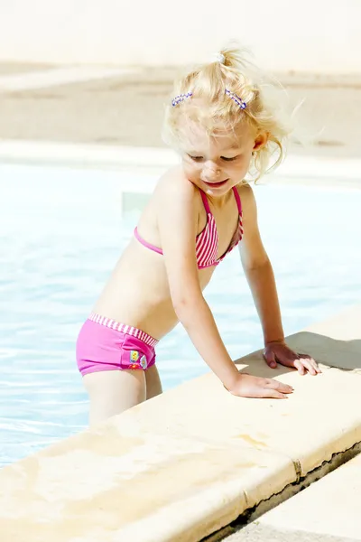 Little girl in swimming pool — Stock Photo, Image