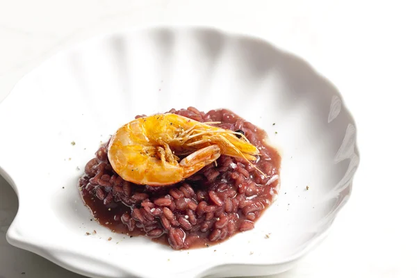 Smażone krewetki na risotto na parze z czerwonego wina — Zdjęcie stockowe