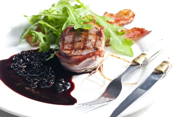 Biftek na grilu v anglické slanině s omáčkou z jalovce a červené víno — Stock fotografie