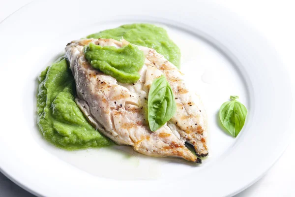 Grilled mackerel with mashed pea and basil — Stock Photo, Image