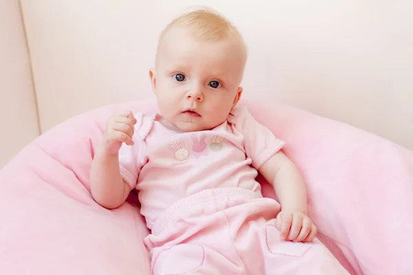 Portret van vijf maanden oude babymeisje — Stockfoto