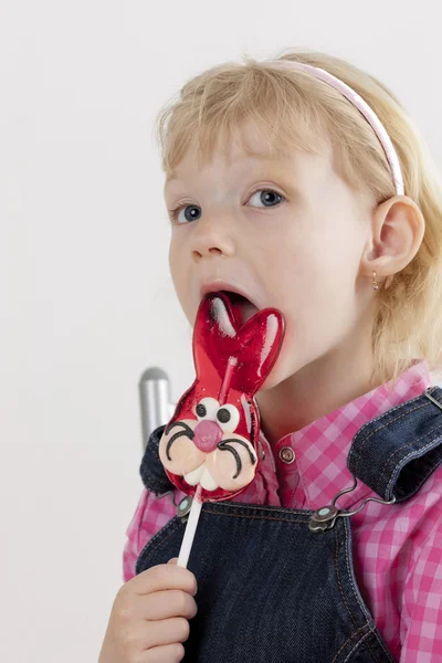 Porträt eines kleinen Mädchens mit einem Osterlutscher — Stockfoto
