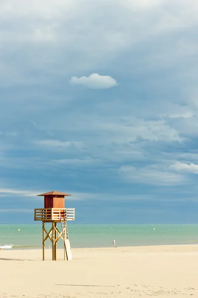 Спасательная каюта на пляже в Нарбонне, Лангедок-Русси — стоковое фото