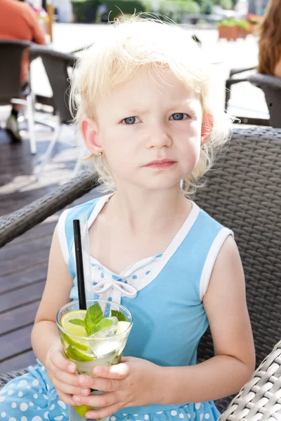 Портрет маленькой девочки с бокалом коктейля — стоковое фото