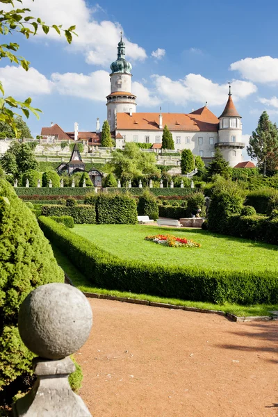 Burg von nove mesto nad metuji mit Garten, Tschechische Republik — Stockfoto
