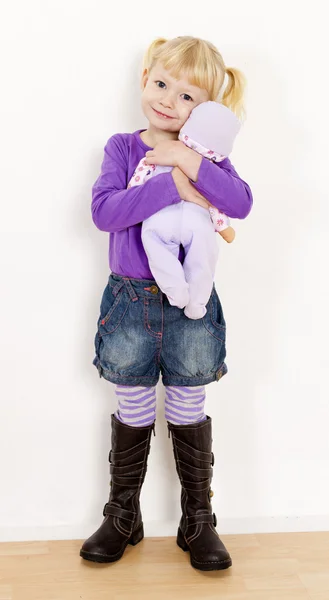 Niña jugando con una muñeca — Foto de Stock