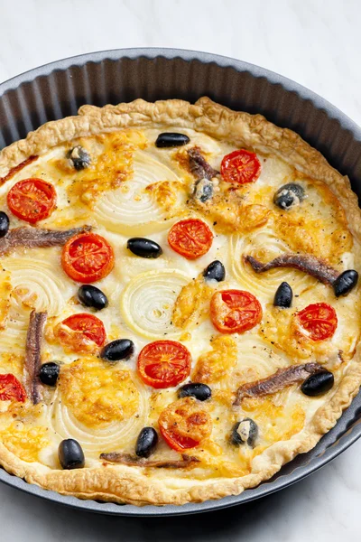 Gâteau aux anchois, tomates cerises et olives noires — Photo