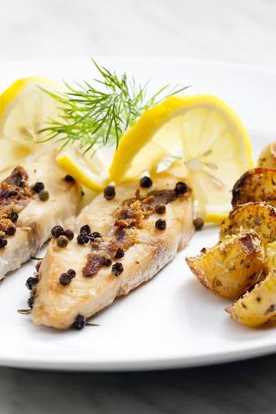 Butterfisch auf Paprika und Sardellen gebacken — Stockfoto