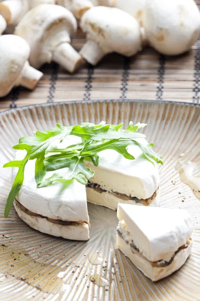 Сыр бри, наполненный жареными грибами — стоковое фото