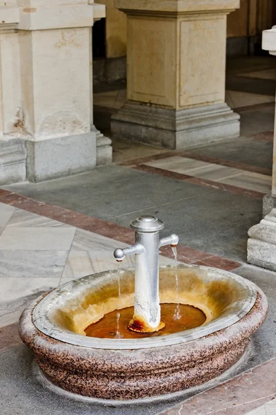 Boiling spring in Mlynska Colonnade, Karlovy Vary (Carlsbad), Cz — Stock Photo, Image