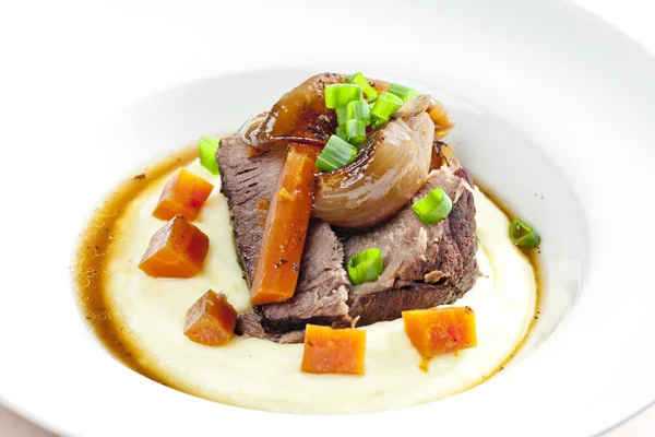 Gulasz wołowy z marchewki i ziemniaki puree — Zdjęcie stockowe