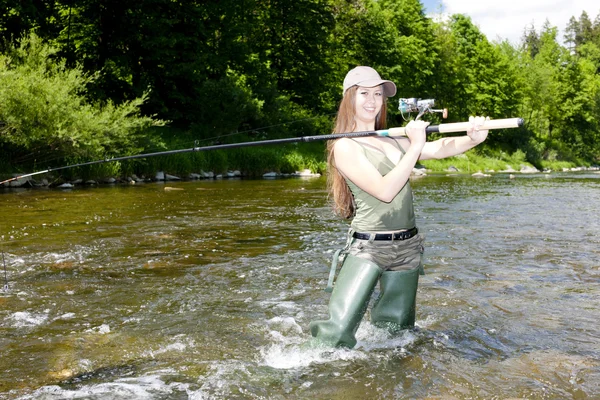 Vrouw vissen in rivier, Tsjechië — Stockfoto