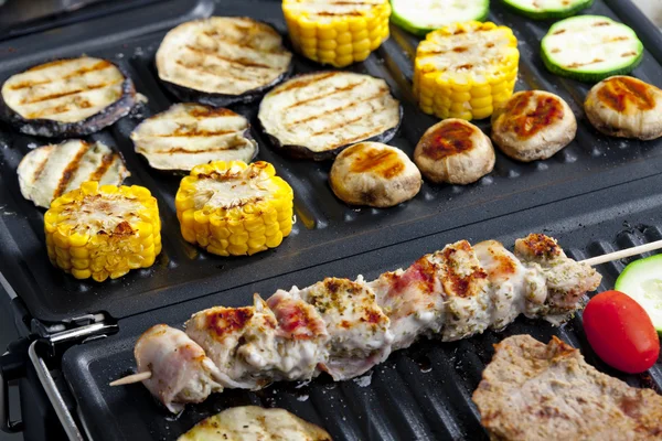 Meat skewer and vegetables on electric grill — Stock Photo, Image
