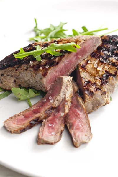 Grilovaný biftek nakládané v dijonské hořčice s rukolou — Stock fotografie