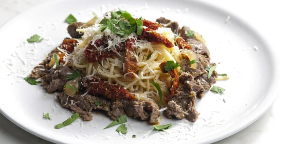 Spaghetti with beef meat and dried tomatoes — Stock Photo, Image