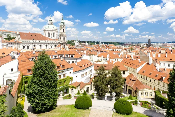 Vrtbovska の庭園と聖ニコラス教会、プラハ、チェコ共和国 — ストック写真