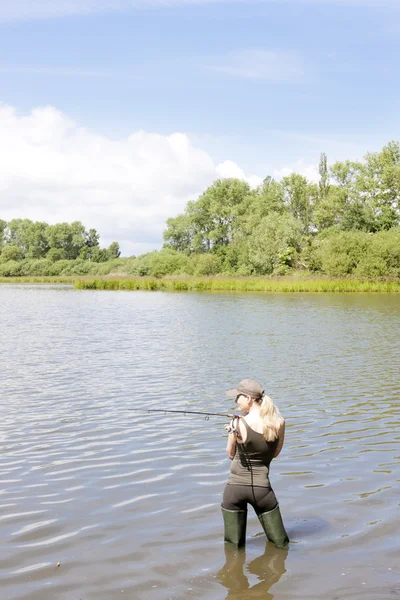 Žena rybaření v rybníku — Stock fotografie