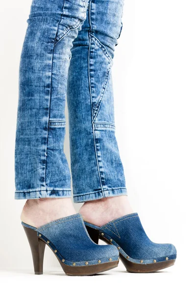 Dettaglio della donna che indossa zoccoli di denim — Foto Stock