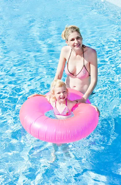 Moeder met haar dochter in zwembad — Stockfoto