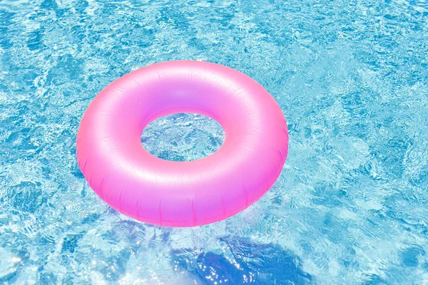 Δαχτυλίδι από ροζ καουτσούκ στην πισίνα — Φωτογραφία Αρχείου