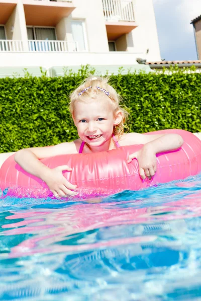 Κοριτσάκι με ελαστικό δακτύλιο στην πισίνα — Φωτογραφία Αρχείου