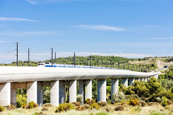 Tren de TGV en viaducto ferroviario cerca de Vernegues, Provenza, Francia — Foto de Stock