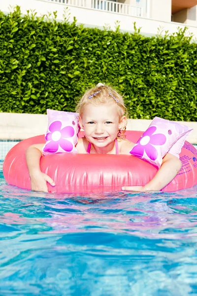 橡胶圈在泳池中的小女孩 — 图库照片