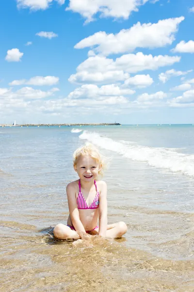 Μικρό κορίτσι στην παραλία στη θάλασσα — Φωτογραφία Αρχείου