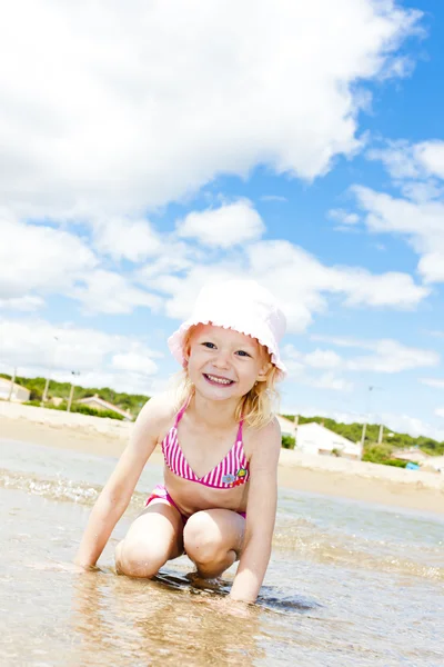 Kleines Mädchen am Strand auf See — Stockfoto