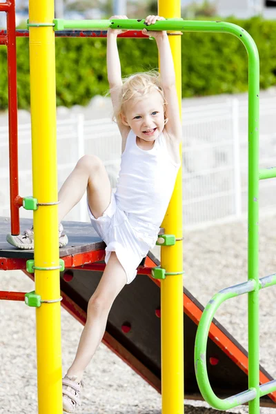 Menina no parque infantil — Fotografia de Stock
