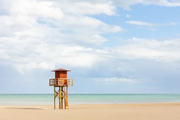 ナルボンヌ プラージュのビーチでライフガード キャビン ラングドック ・ roussi — ストック写真