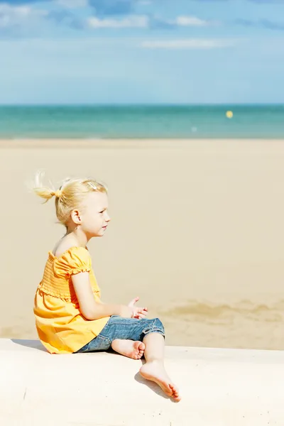 Kleines Mädchen am Strand auf See — Stockfoto